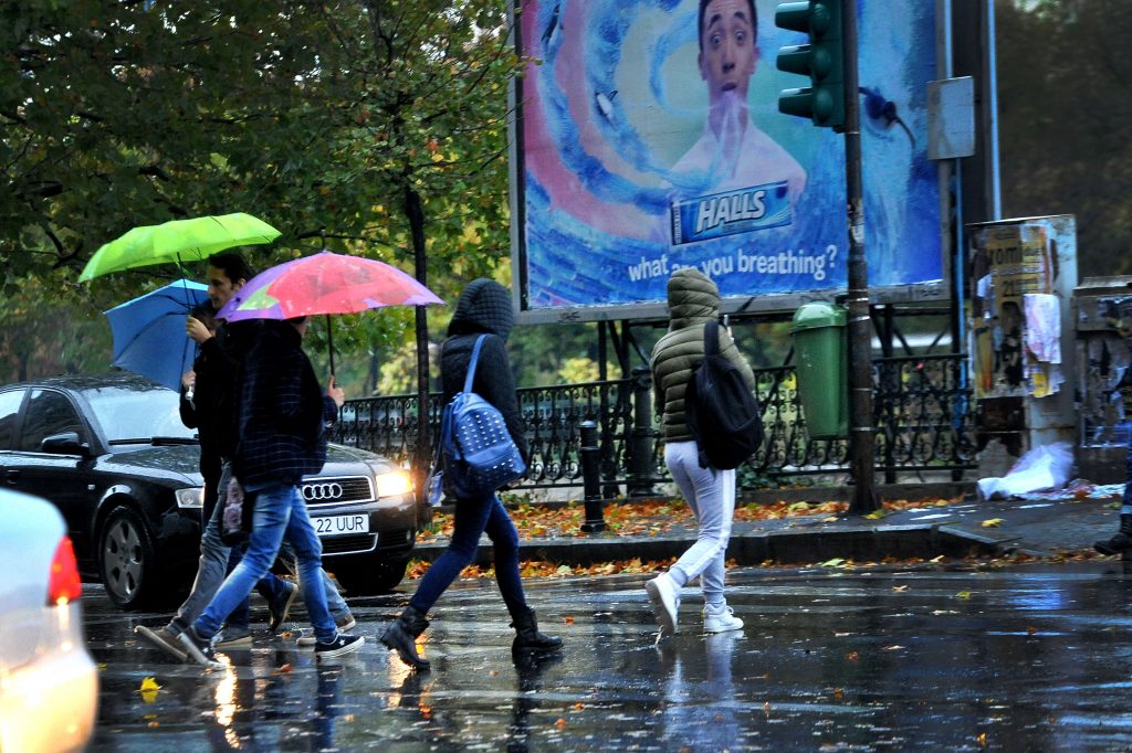 Cinci județe se află sub atenționare meteorologică de ploi însemnate cantitativ și intensificări ale vântului.